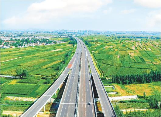 京台高速公路泰安至枣庄段改扩建项目是国内首条全线开通的“改扩建+智慧高速”交通强国试点项目、山东省首条智慧高速公路试点项目。