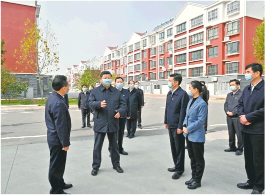 10月22日下午，中共中央总书记、国家主席、中央军委主席习近平在山东省济南市主持召开深入推动黄河流域生态保护和高质量发展座谈会并发表重要讲话。这是座谈会前，习近平21日上午在东营市垦利区董集镇杨庙社区考察。新华社记者李学仁
