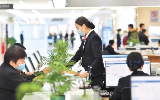 2021年8月，济南市成立首个市级企业服务中心，随后向区县、功能区延伸，统筹协调落实涉企服务“一口办理”。