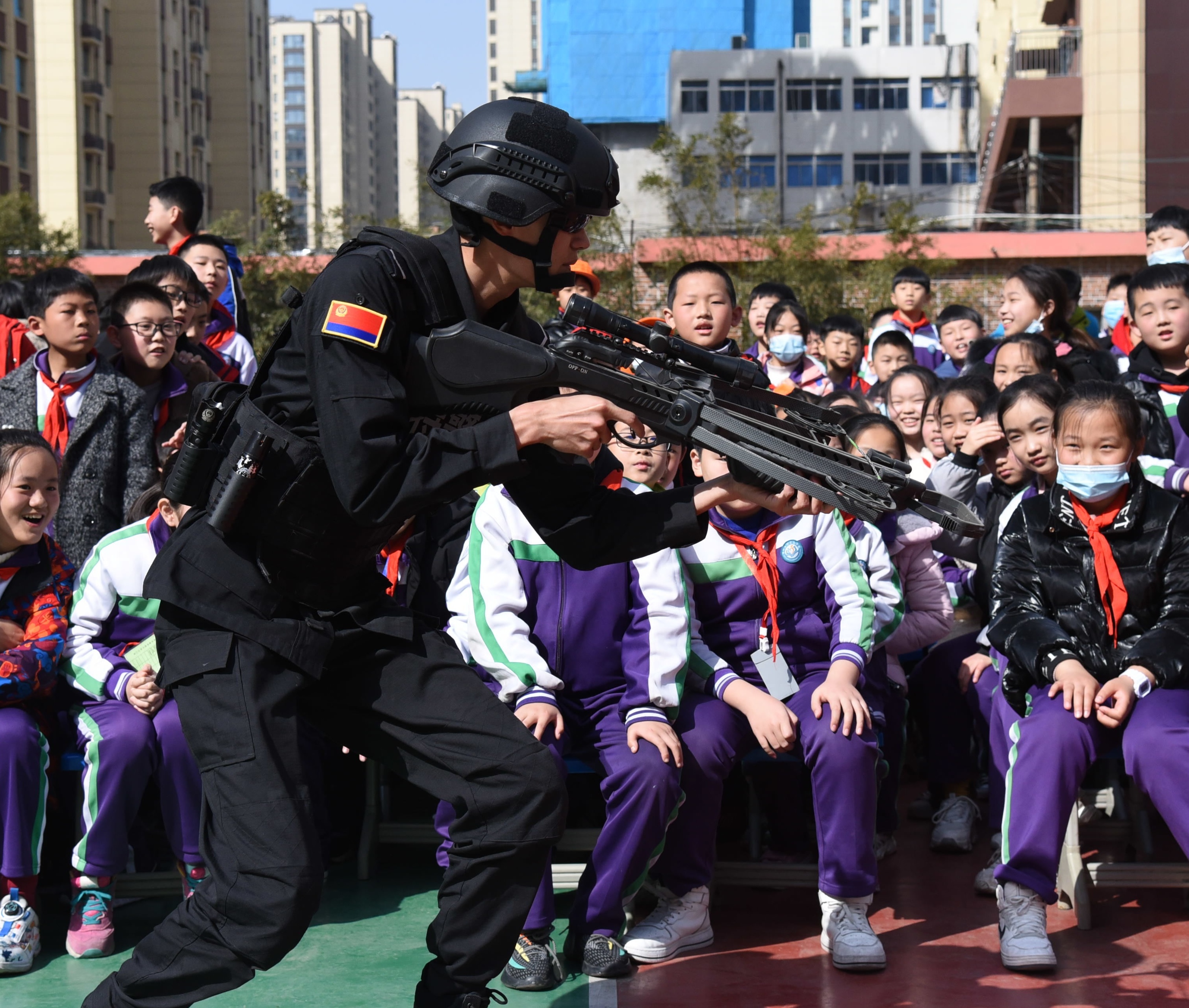 山东省临沂西郊实验学校：邀请特警进校园 提升学生安全防范意识