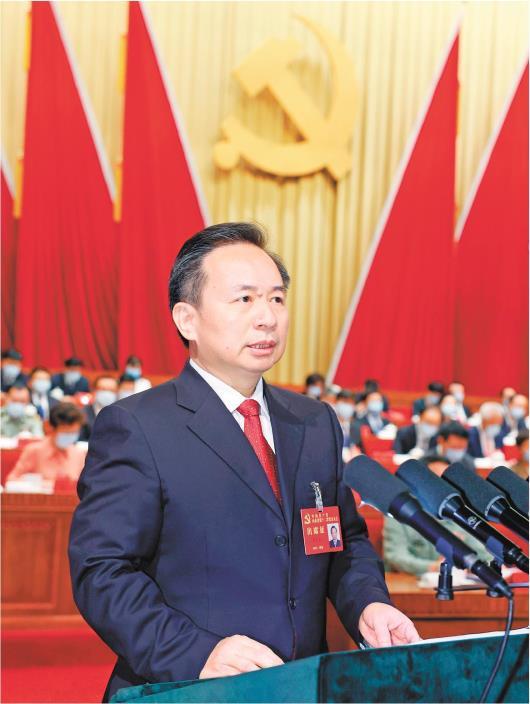 李干杰同志代表中共山东省第十一届委员会向大会作报告。记者 房贤刚　