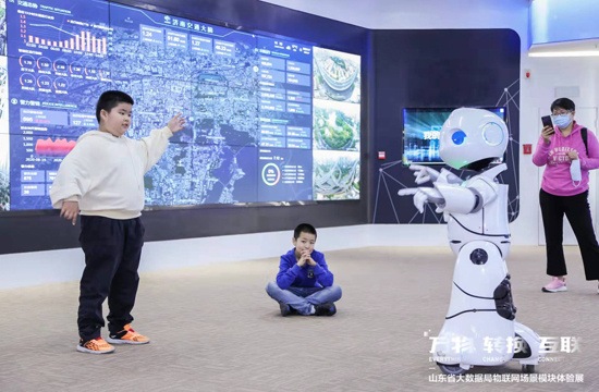 孩子们在省数据大厅参加“小小数据体验官”活动